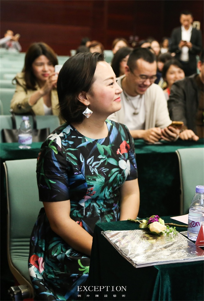 “十雅”魅力綻放，你們注意到女神手上的藍色錦魚了嗎？-別墅設(shè)計,軟裝設(shè)計,室內(nèi)設(shè)計,豪宅設(shè)計,深圳例外軟裝設(shè)計公司