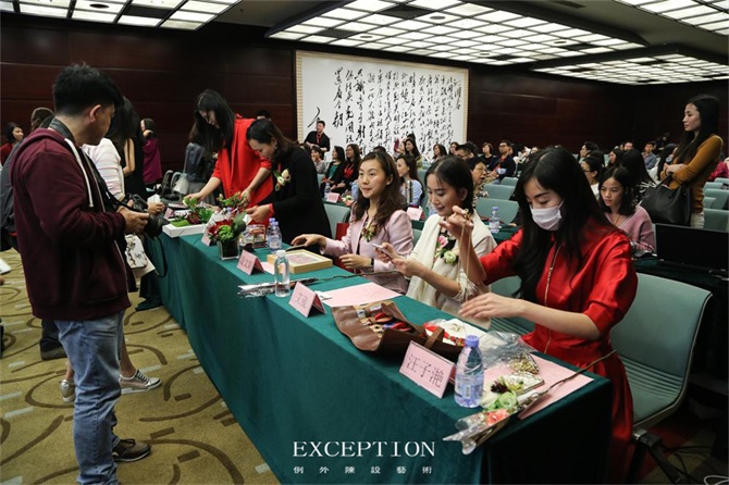 “十雅”魅力綻放，你們注意到女神手上的藍色錦魚了嗎？-別墅設(shè)計,軟裝設(shè)計,室內(nèi)設(shè)計,豪宅設(shè)計,深圳例外軟裝設(shè)計公司